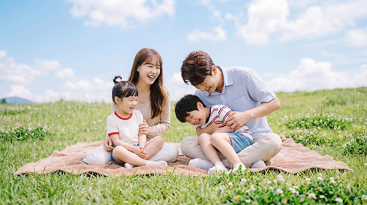 JPG 편집이미지 행복 가족 모션 자연 웃음 초원 여름 부모 소풍 시간 즐거움 소통 의료성형뷰티 편집실사 AI인물포토 AI콘텐츠 계절 감정 컨셉 관계 표정 야외활동 CG 생태계 파일형식 AI포토