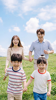 JPG 편집이미지 손 여자 남자 가족 모션 하늘 웃음 초원 부모 달리기 즐거움 일과 의료성형뷰티 편집실사 AI인물포토 AI콘텐츠 감정 관계 표정 사람 신체부위 CG 파일형식 AI포토