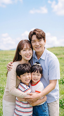 JPG 편집이미지 행복 어린이 포즈 가족 자연 웃음 초원 야외 부모 자녀 즐거움 순간 의료성형뷰티 편집실사 AI인물포토 AI콘텐츠 감정 관계 표정 사람 CG 생태계 파일형식 AI포토