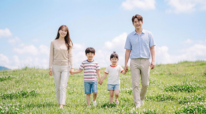 JPG 편집이미지 행복 가족 자연 초원 야외 여름 부모 운동 걷기 손잡기 모임 자녀 시간 의료성형뷰티 편집실사 AI인물포토 AI콘텐츠 계절 감정 관계 모션 건강 CG 생태계 파일형식 AI포토