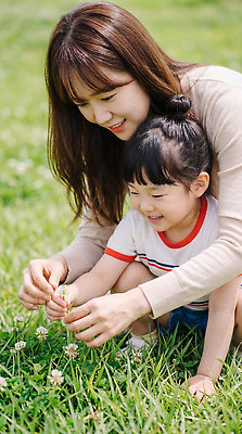 JPG 편집이미지 꽃 딸 감정 가족 모션 자연 엄마 웃음 초원 여름 정원 시간 클로버 의료성형뷰티 편집실사 AI인물포토 AI콘텐츠 식물 계절 관계 표정 CG 생태계 파일형식 AI포토