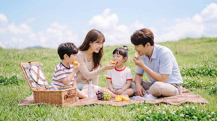 JPG 편집이미지 과일 가족 자연 초원 야외 일상 부모 햇빛 소풍 모임 즐거움 의료성형뷰티 편집실사 AI인물포토 AI콘텐츠 감정 관계 라이프 태양 야외활동 CG 생태계 파일형식 AI포토