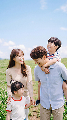 JPG 편집이미지 행복 가족 모션 자연 웃음 초원 부모 소풍 걷기 기쁨 농촌 즐거움 일과 의료성형뷰티 편집실사 AI인물포토 AI콘텐츠 감정 관계 표정 야외활동 시골 CG 생태계 파일형식 AI포토