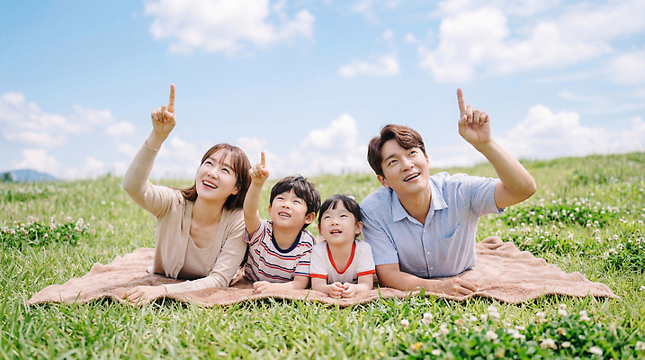 JPG 편집이미지 여자 남자 어린이 손가락 가족 모션 자연 하늘 날씨 휴식 웃음 초원 야외 즐거움 의료성형뷰티 편집실사 AI인물포토 AI콘텐츠 손 감정 컨셉 관계 표정 사람 CG 생태계 파일형식 AI포토