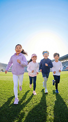 JPG 편집이미지 어린이 스포츠 모션 자연 건강 웃음 친구 달리기 운동 태양 경기장 운동장 그룹 즐거움 오후 의료성형뷰티 편집실사 AI인물포토 AI콘텐츠 자연요소 감정 스포츠시설 관계 표정 사람 공간 CG 생태계 파일형식 AI포토