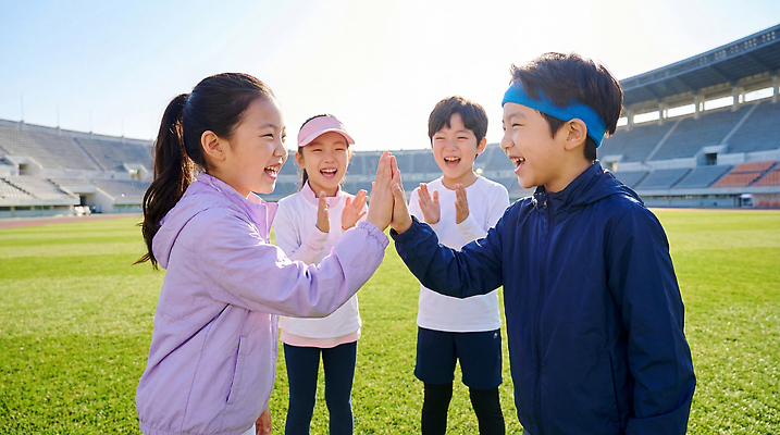JPG 편집이미지 손 행복 어린이 스포츠 모션 아침 협력 웃음 친구 운동 햇빛 경기장 에너지 저녁 의료성형뷰티 편집실사 AI인물포토 AI콘텐츠 주간 감정 스포츠시설 관계 표정 건강 사람 신체부위 태양 야간 CG 파일형식 AI포토