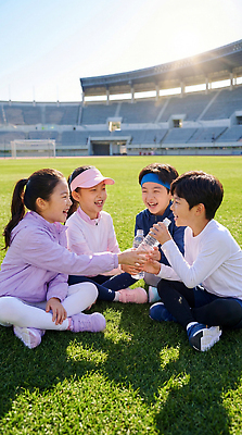 JPG 편집이미지 감정 어린이 스포츠 모션 함께함 웃음 야외 친구 운동 햇빛 경기장 운동장 물병 놀기 의료성형뷰티 편집실사 AI인물포토 AI콘텐츠 컨셉 스포츠시설 관계 표정 건강 사람 태양 공간 물통 CG 파일형식 AI포토