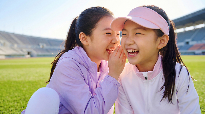 JPG 편집이미지 초등학생 어린이 모션 대화 웃음 앉기 소녀 잔디 야외 여름 친구 조깅 운동 경기장 운동장 즐거움 의료성형뷰티 편집실사 AI인물포토 AI콘텐츠 식물 학생 계절 여자 감정 스포츠시설 관계 표정 건강 말하기 사람 공간 CG 파일형식 AI포토