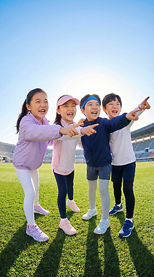 JPG 편집이미지 행복 어린이 스포츠 모션 함께함 웃음 친구 햇빛 경기장 운동장 가리킴 즐거움 순간 의료성형뷰티 편집실사 AI인물포토 AI콘텐츠 감정 컨셉 스포츠시설 관계 표정 사람 손짓 태양 공간 CG 파일형식 AI포토