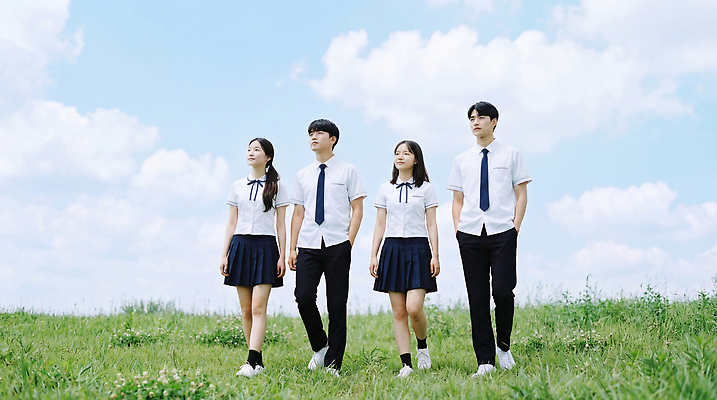 JPG 편집이미지 학생 교복 운동화 모션 자연 하늘 이야기 초원 여름 친구 청춘 걷기 만남 동료 의료성형뷰티 편집실사 AI인물포토 AI콘텐츠 옷 계절 신발 컨셉 관계 CG 생태계 파일형식 AI포토