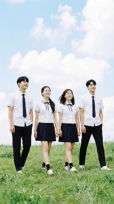 JPG 편집이미지 학생 자연 하늘 초원 친구 청춘 치마 걷기 활발 만남 그룹 이미지 의료성형뷰티 편집실사 AI인물포토 AI콘텐츠 컨셉 관계 모션 하의 CG 생태계 파일형식 AI포토