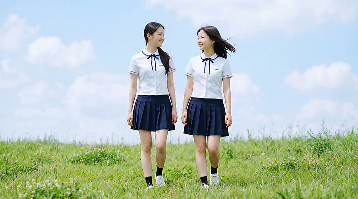 JPG 편집이미지 여학생 교복 청소년 자연 하늘 웃음 초원 친구 치마 소풍 걷기 자유 블라우스 오후 의료성형뷰티 편집실사 AI인물포토 AI콘텐츠 학생 옷 여자 컨셉 상의 관계 모션 하의 표정 사람 야외활동 CG 생태계 파일형식 AI포토