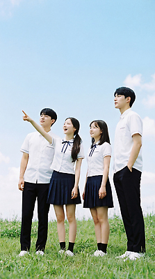 JPG 편집이미지 학생 교복 손가락 하늘 웃음 초원 친구 달리기 모임 가리킴 방향 외출 놀기 의료성형뷰티 편집실사 AI인물포토 AI콘텐츠 손 옷 관계 모션 표정 손짓 CG 파일형식 AI포토