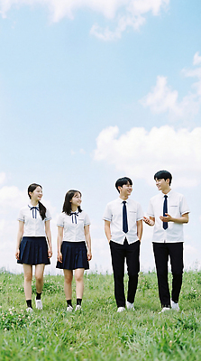 JPG 편집이미지 학생 여학생 남학생 유니폼 학교 청소년 하늘 이야기 초원 친구 걷기 그룹 즐거움 외출 의료성형뷰티 편집실사 AI인물포토 AI콘텐츠 옷 여자 교육 남자 감정 관계 모션 사람 CG 파일형식 AI포토