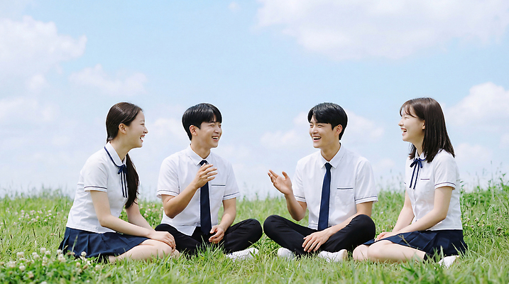 JPG 편집이미지 교복 학교 청소년 자연 하늘 대화 웃음 잔디 야외 여름 친구 소풍 모임 즐거움 의료성형뷰티 편집실사 AI인물포토 AI콘텐츠 식물 옷 계절 교육 감정 관계 표정 말하기 사람 야외활동 CG 생태계 파일형식 AI포토
