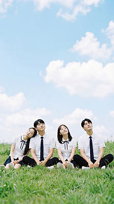 JPG 편집이미지 학생 응시 셔츠 바지 청소년 자연 하늘 함께함 앉기 잔디 초원 여름 친구 그룹 즐거움 의료성형뷰티 편집실사 AI인물포토 AI콘텐츠 식물 시선 계절 감정 컨셉 상의 관계 모션 하의 사람 CG 생태계 파일형식 AI포토