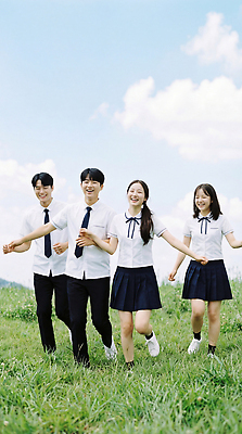 JPG 편집이미지 학생 교복 모션 자연 하늘 날씨 웃음 초원 친구 청춘 달리기 운동 즐거움 의료성형뷰티 편집실사 AI인물포토 AI콘텐츠 옷 감정 컨셉 관계 표정 건강 CG 생태계 파일형식 AI포토