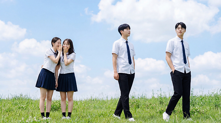 JPG 편집이미지 학생 셔츠 학교 청소년 하늘 대화 초원 여름 친구 치마 걷기 의료성형뷰티 편집실사 AI인물포토 AI콘텐츠 계절 교육 상의 관계 모션 하의 말하기 사람 CG 파일형식 AI포토