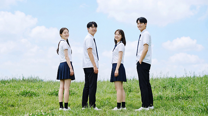 JPG 편집이미지 학생 응시 교복 자연 하늘 미소 초원 청춘 사각형 모임 그룹 착용 의료성형뷰티 편집실사 AI인물포토 AI콘텐츠 도형 시선 옷 컨셉 표정 CG 생태계 파일형식 AI포토