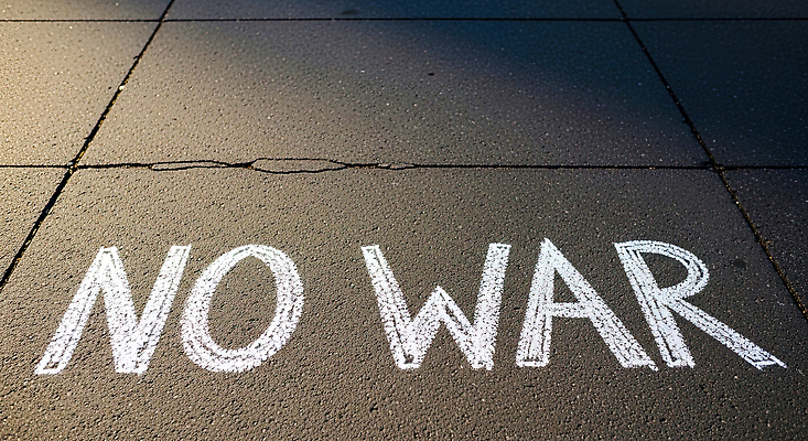 JPG 편집이미지 문자 도로 거리 평화 차도 표현 메시지 분필 전쟁 반대 공공장소 서명 시민 시위 편집실사 AI포토 AI콘텐츠 길 컨셉 교통시설 장소 CG 초크 국민 파일형식