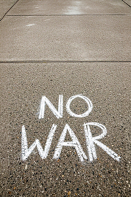 JPG 편집이미지 문구용품 거리 대화 평화 환경 표현 도시 메시지 보행로 분필 전쟁 반대 반항 콘크리트 편집실사 AI포토 AI콘텐츠 길 컨셉 모션 말하기 CG 오브젝트 초크 파일형식