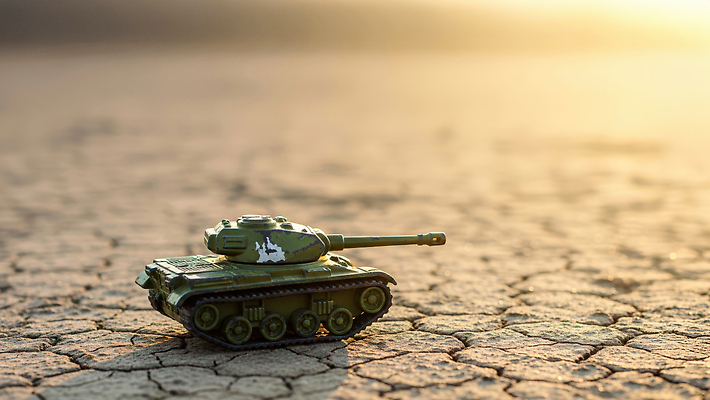 JPG 편집이미지 백그라운드 놀이 군대 건조 장난감 태양 모형 일출 희망 일몰 시간 연습 전쟁 탱크 편집실사 AI포토 AI콘텐츠 자연요소 감정 노을 CG 파일형식