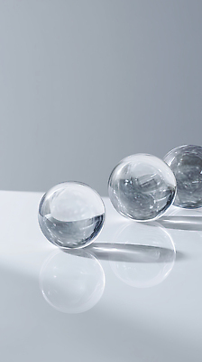 JPG 편집이미지 백그라운드 유리 탁자 조명 그림자 빛 반사 투명 구슬 오브젝트 단순화된 물리 평면 스타일 디테일 이미지편집 AI컴퓨터그래픽 AI콘텐츠 가구 재질 파일형식