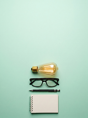 JPG 편집이미지 디자인 안경 전구 아이디어 학습 펜 사무용품 공책 도구 기록 청록색 정리 창의성 편집실사 AI포토 AI콘텐츠 잡화 교육 컬러 컨셉 문구용품 필기구 CG 파일형식