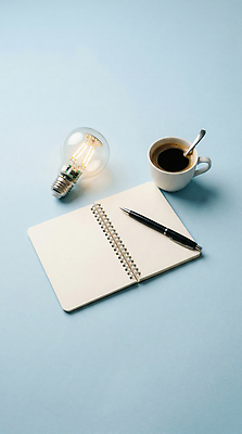 JPG 편집이미지 손 커피 전구 탁자 아이디어 컵 빛 펜 공책 자료 기록 준비 조용 편집실사 AI포토 AI콘텐츠 식기 음료 가구 컨셉 문구용품 신체부위 필기구 CG 파일형식