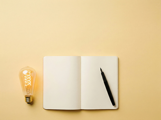 JPG 편집이미지 전구 탁자 조명 아이디어 사무실 펜 공책 공간 기록 작업 문서 정리 창의성 비어있는 편집실사 AI포토 AI콘텐츠 가구 컨셉 비즈니스 문구용품 필기구 CG 파일형식