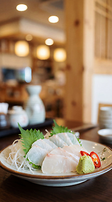 JPG 편집이미지 접시 한식 음식 고추 탁자 조명 한국 요리 일상 식당 생선회 저녁 고추냉이 고객 해산물 광어 광어회 편집실사 AI포토 AI콘텐츠 식기 아시아 가구 채소 어류 라이프 상점 회 양념 야간 CG 파일형식