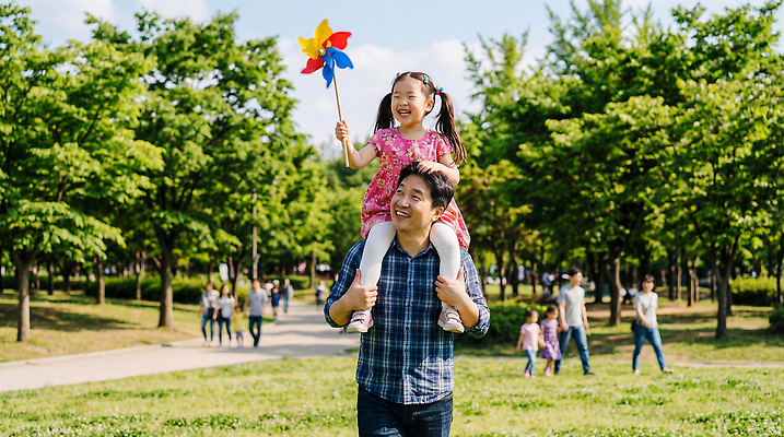 JPG 나무 편집이미지 공원 딸 가족 바람 웃음 여러명 걷기 아빠 어린이날 바람개비 즐거움 어깨 발견 놀기 청명 의료성형뷰티 부녀 편집실사 AI인물포토 AI콘텐츠 자연요소 식물 공공시설 기념일 감정 다수 관계 모션 날씨 표정 사람 신체부위 CG 파일형식 AI포토
