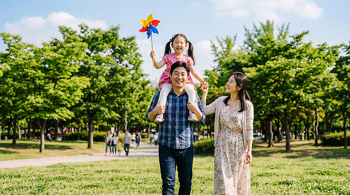 JPG 나무 편집이미지 공원 행복 어린이 가족 모션 하늘 웃음 풍경 초록색 여름 걷기 어린이날 바람개비 즐거움 어깨 의료성형뷰티 부녀 편집실사 AI인물포토 AI콘텐츠 식물 계절 공공시설 기념일 딸 감정 컬러 관계 표정 사람 신체부위 아빠 CG 파일형식 AI포토