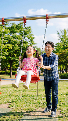 JPG 편집이미지 공원 딸 어린이 가족 놀이 바람 웃음 아기 시간 아빠 어린이날 즐거움 그네 의료성형뷰티 부녀 편집실사 AI인물포토 AI콘텐츠 자연요소 공공시설 기념일 감정 관계 날씨 표정 사람 CG 파일형식 AI포토