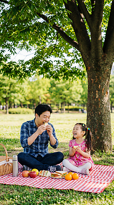 JPG 나무 편집이미지 공원 가족 모션 자연 대화 웃음 여름 부모 소풍 자녀 어린이날 즐거움 돗자리 의료성형뷰티 부녀 편집실사 AI인물포토 AI콘텐츠 식물 계절 공공시설 기념일 딸 감정 관계 표정 말하기 야외활동 아빠 CG 생태계 파일형식 AI포토