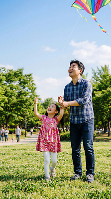 JPG 나무 편집이미지 공원 딸 감정 가족 놀이 하늘 날씨 웃음 여러명 맑음 산책 아빠 어린이날 연 의료성형뷰티 부녀 편집실사 AI인물포토 AI콘텐츠 식물 공공시설 기념일 다수 관계 휴식 표정 사람 놀이용품 CG 파일형식 AI포토