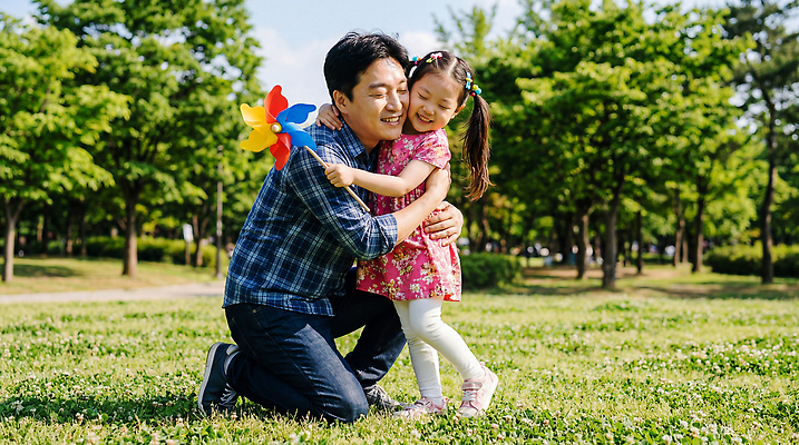 JPG 나무 편집이미지 공원 딸 행복 어린이 가정 가족 안기 자연 놀이 웃음 아빠 어린이날 바람개비 의료성형뷰티 부녀 편집실사 AI인물포토 AI콘텐츠 식물 공공시설 기념일 감정 관계 모션 표정 사람 CG 생태계 파일형식 AI포토