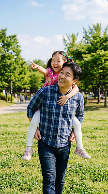 JPG 나무 편집이미지 공원 딸 행복 가족 모션 놀이 웃음 걷기 가리킴 시간 아빠 어린이날 의료성형뷰티 부녀 편집실사 AI인물포토 AI콘텐츠 식물 공공시설 기념일 감정 관계 표정 손짓 CG 파일형식 AI포토