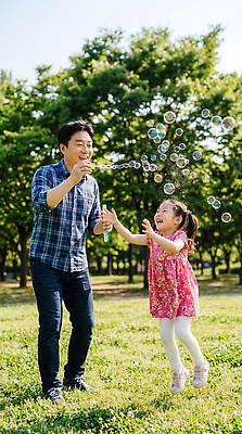 JPG 편집이미지 공원 딸 행복 어린이 가족 관계 모션 놀이 웃음 잔디 여름 햇빛 거품 시간 아빠 어린이날 의료성형뷰티 부녀 편집실사 AI인물포토 AI콘텐츠 식물 계절 공공시설 기념일 감정 표정 사람 태양 CG 파일형식 AI포토