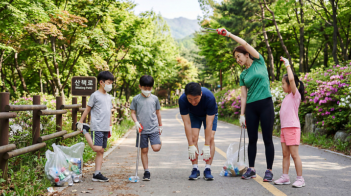 JPG 편집이미지 어린이 가족 모션 자연 놀이 건강 야외 부모 운동 자연보호 그린캠페인 산책로 도구 주말 쓰레기줍기 정화 의료성형뷰티 플로깅 편집실사 AI인물포토 AI콘텐츠 길 캠페인 관계 사람 보호 CG 생태계 파일형식 줍기 AI포토