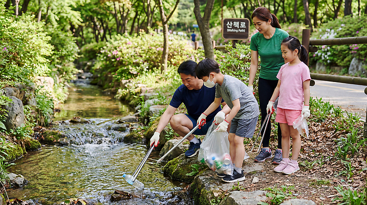 JPG 편집이미지 가족 모션 자연 날씨 강 운동 환경 그린캠페인 깨끗함 보호 쓰레기 친환경 소통 쓰레기줍기 의료성형뷰티 플로깅 편집실사 AI인물포토 AI콘텐츠 캠페인 컨셉 관계 건강 CG 생태계 파일형식 줍기 AI포토