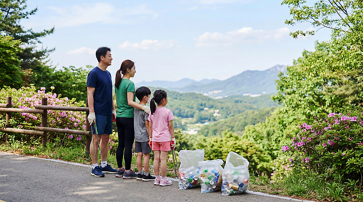 JPG 편집이미지 꽃 가족 모션 자연 휴식 산 함께함 부모 자연보호 계곡 그린캠페인 산책 청소 쓰레기봉투 쓰레기줍기 의료성형뷰티 플로깅 편집실사 AI인물포토 AI콘텐츠 식물 캠페인 컨셉 관계 봉투 보호 CG 생태계 파일형식 줍기 AI포토