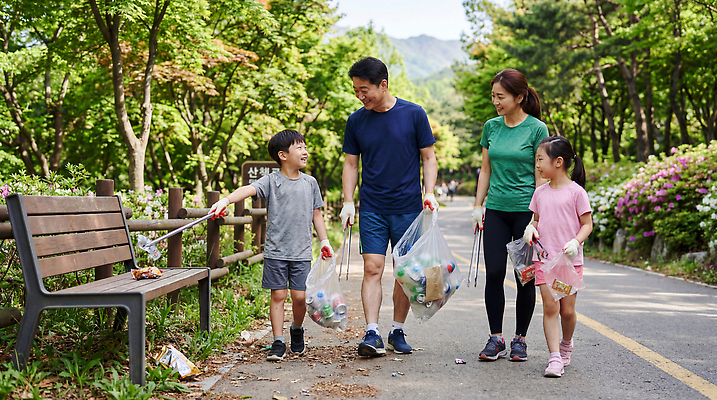 JPG 나무 편집이미지 공원 길 가족 모션 자연 건강 대화 취미 부모 환경 그린캠페인 청소 즐거움 쓰레기줍기 의료성형뷰티 플로깅 편집실사 AI인물포토 AI콘텐츠 식물 공공시설 감정 캠페인 관계 말하기 CG 생태계 파일형식 줍기 AI포토