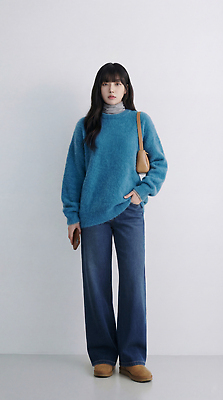 JPG 편집이미지 손 옷 여자 패션 포즈 백그라운드 가방 실내 서기 사람 파란색 청바지 주머니 스웨터 의료성형뷰티 스타일 편집실사 AI인물포토 AI콘텐츠 잡화 컬러 상의 바지 모션 내부 신체부위 CG 파일형식 AI포토