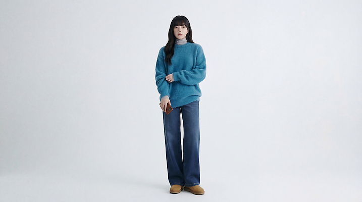 JPG 편집이미지 손 옷 여자 패션 백그라운드 신발 일상 스마트폰 촬영 흰색 청바지 큼 스웨터 의료성형뷰티 스타일 편집실사 AI인물포토 AI콘텐츠 컬러 상의 바지 사람 라이프 신체부위 핸드폰 스마트기기 크기 CG 파일형식 AI포토