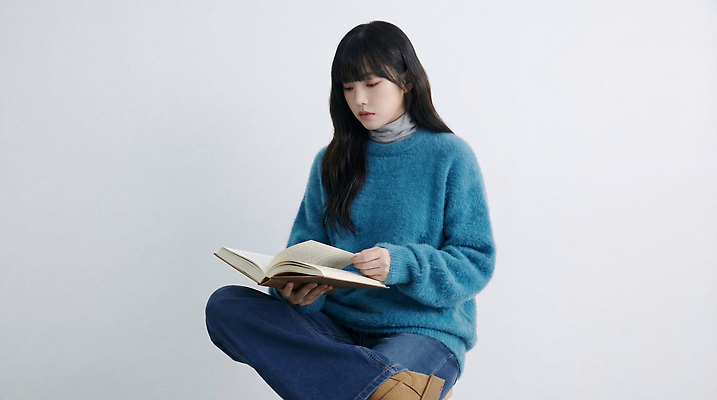 JPG 편집이미지 여자 모션 앉기 취미 일상 책 독서 시간 분위기 편안함 스웨터 흰배경 의료성형뷰티 편집실사 AI인물포토 AI콘텐츠 백그라운드 컨셉 상의 사람 라이프 흰색 감각 CG 파일형식 AI포토