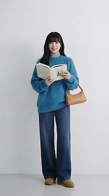 JPG 모델 편집이미지 여자 패션 가방 모션 책 파란색 독서 스웨터 흰배경 이미지 의료성형뷰티 스타일 편집실사 AI인물포토 AI콘텐츠 잡화 컬러 백그라운드 상의 사람 흰색 CG 파일형식 AI포토