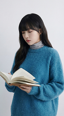 JPG 편집이미지 여자 백그라운드 모션 책 파란색 독서 회색 편안함 터틀넥 스웨터 집중 읽기 단순화된 의료성형뷰티 편집실사 AI인물포토 AI콘텐츠 컬러 컨셉 상의 사람 감각 CG 파일형식 AI포토