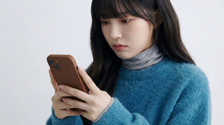 JPG 편집이미지 긴머리 여자 백그라운드 모션 기술 무표정 스마트폰 검은색 스웨터 집중 청록색 부드러움 단순화된 의료성형뷰티 편집실사 AI인물포토 AI콘텐츠 헤어스타일 감정 컬러 컨셉 상의 표정 사람 핸드폰 스마트기기 감각 CG 파일형식 AI포토