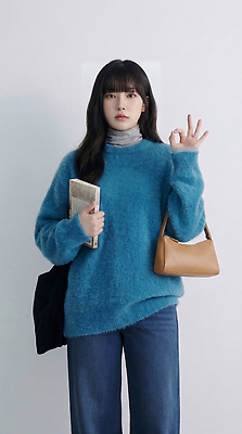 JPG 모델 편집이미지 손 여자 포즈 백그라운드 가방 모션 일상 책 파란색 흰색 청바지 스웨터 의료성형뷰티 스타일 편집실사 AI인물포토 AI콘텐츠 잡화 컬러 상의 바지 사람 라이프 신체부위 CG 파일형식 AI포토